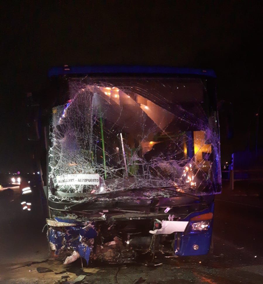 Dos heridos en un choque frontal entre un autobús y un turismo en la N-332 en Alicante