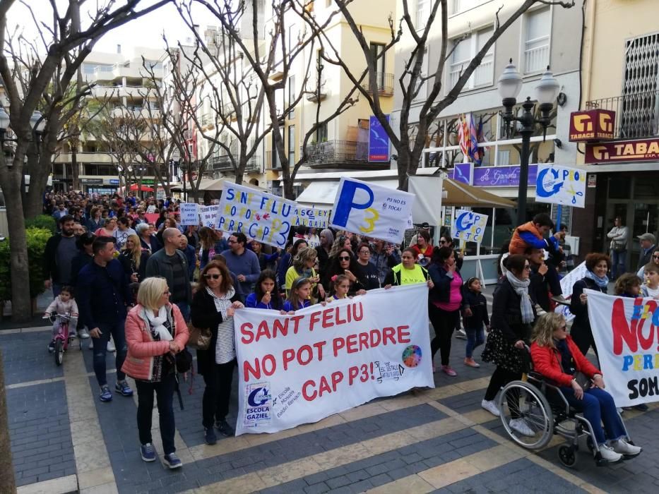 Mobilització contra el tancament d'una línia de P3 a Sant Feliu.