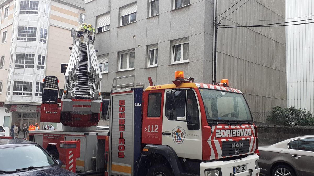 Bombeiros de Carballo nas labores de rescate da persoa ferida na súa vivenda