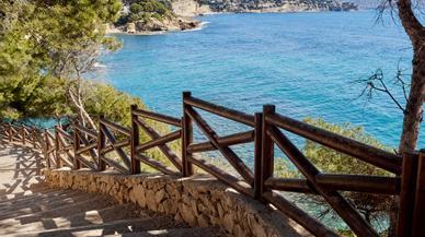 Este sendero de Alicante se ha colado entre los más bonitos del mundo: dicen que es "único por sus acantilados y sus aguas azules"