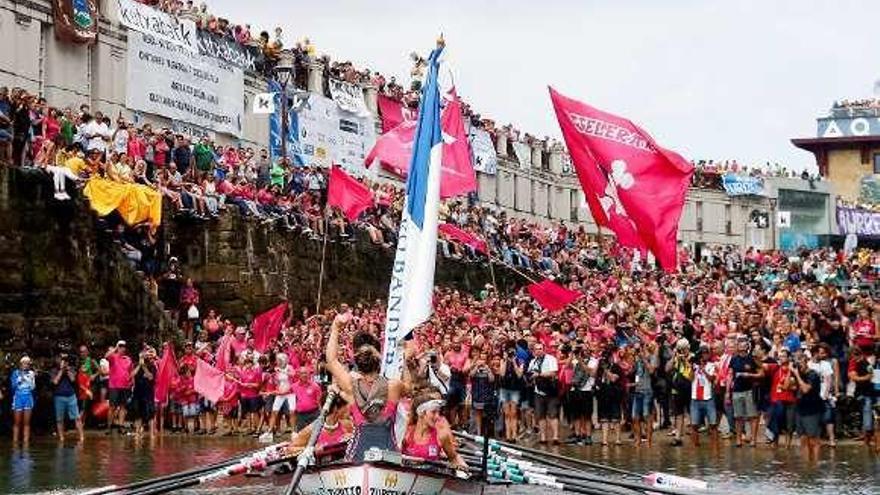 La trainera femenina de San Juan celebra su victoria. // J. Etxezarreta