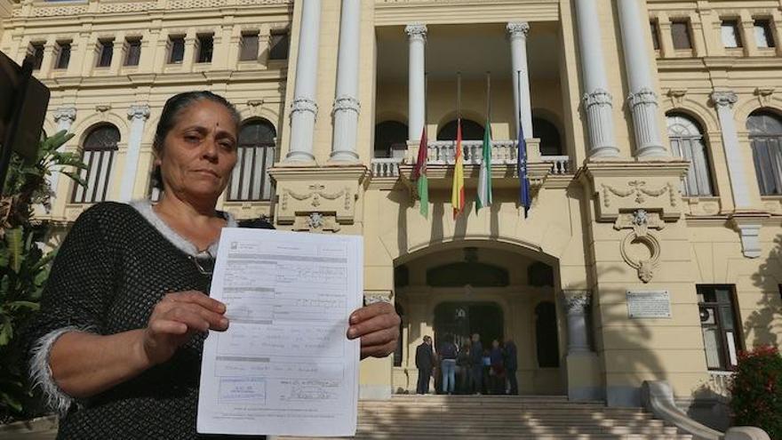 Josefa Marín, ayer en la puerta del Ayuntamiento, con una petición para reunirse con el alcalde y explicarle su situación.