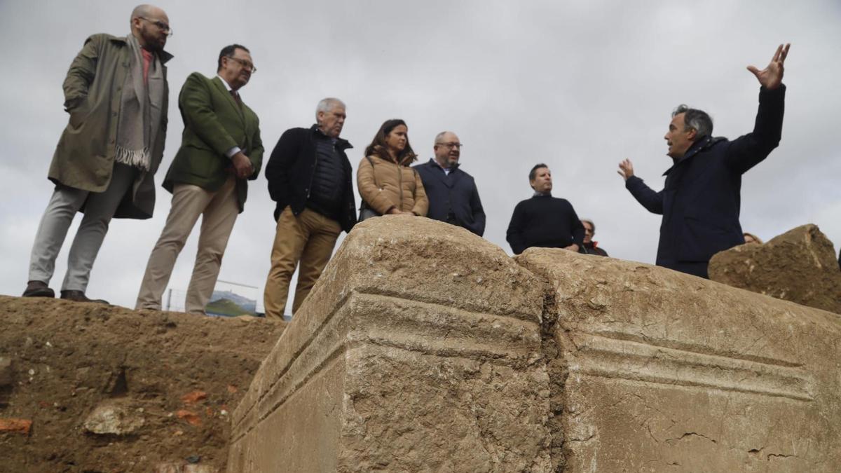 La fuente romana descubierta en el yacimiento de Mellaria en Fuente Obejuna es la mejor conservada de la Hispania romana. En la imagen, el arqueólogo director del proyecto explica los detalles a las autoridades que han visitado la excavación.