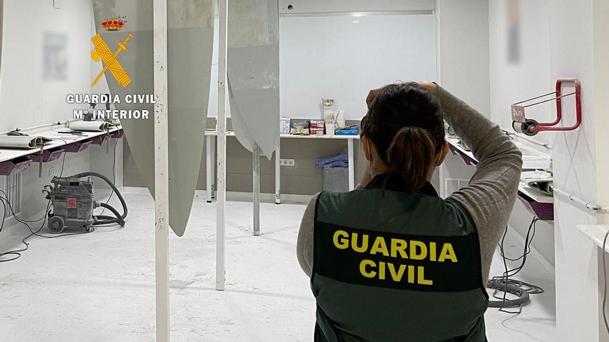 Una agente de la Guardia Civil fotografía las palas eólicas recuperadas.