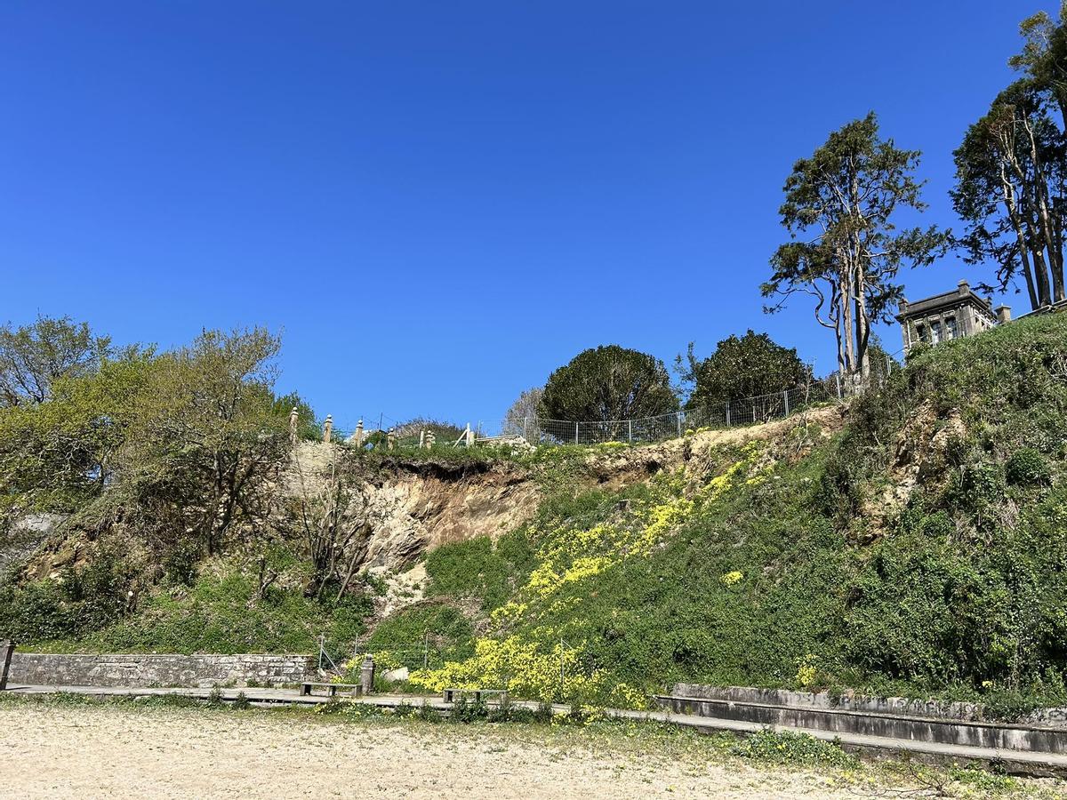 Uno de los desprendimientos de tierra en el acantilado de Tanxil.