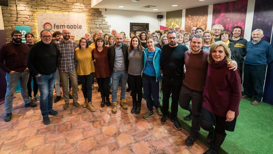 Fotografia de l&#039;assemblea d&#039;aquest dissabte, amb els 10 primers candidats (Guillem Cabra és el segon per la dreta a davant) acompanyats d&#039;altres participants de Fem Poble