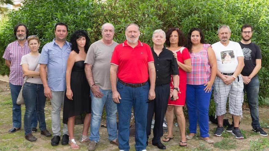 Barajas (tercera por la dcha.) posa junto a compañeros de Sí Se Puede, tras su marcha de este partido.