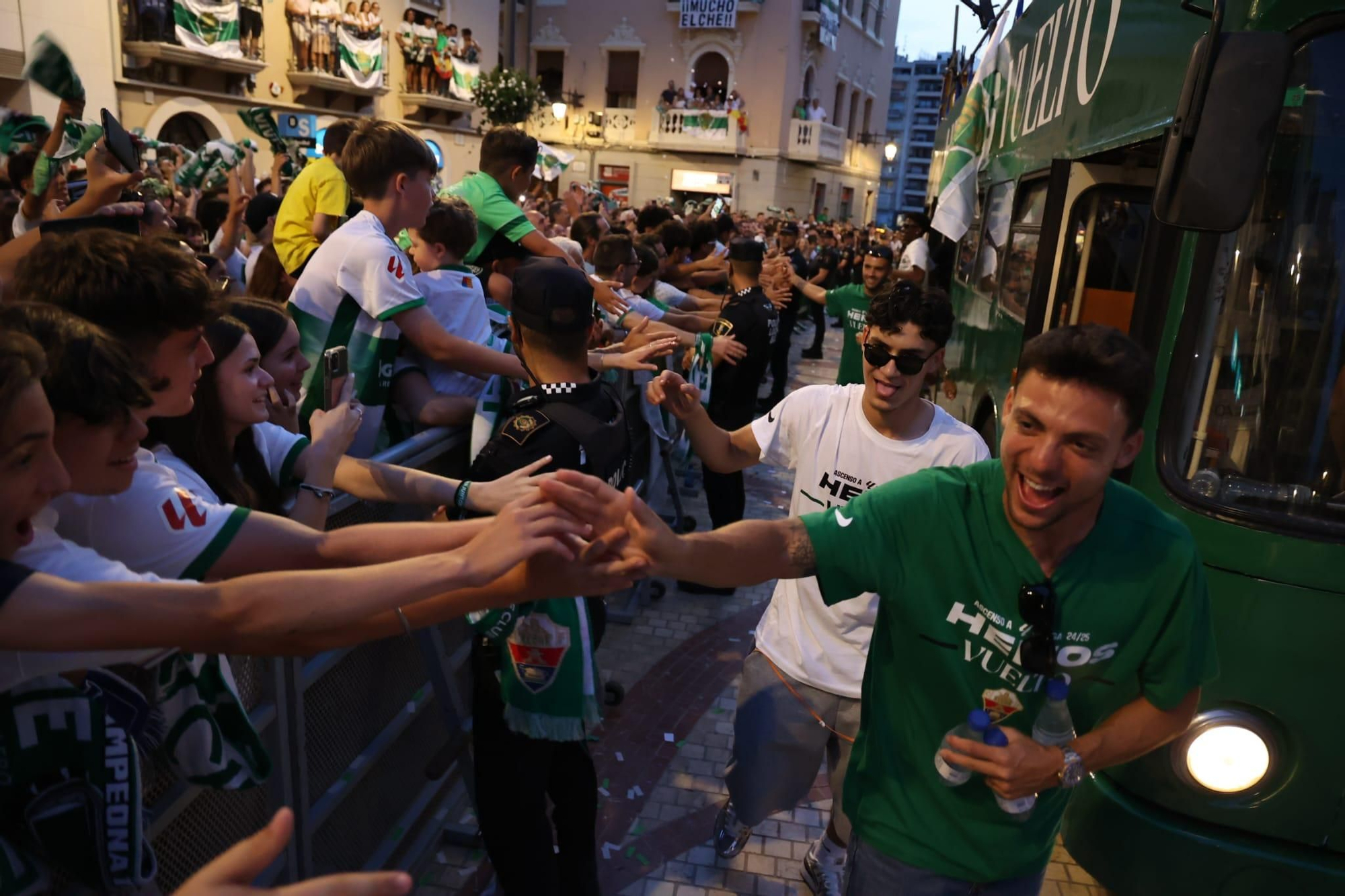 El Elche CF celebra el ascenso a Primera con una rúa en autobús hasta la Plaça de Baix