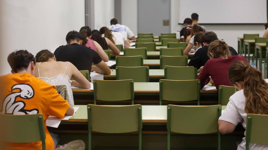 Batacazo en las PAU: un tercio de los estudiantes suspenden Historia de España o Valenciano