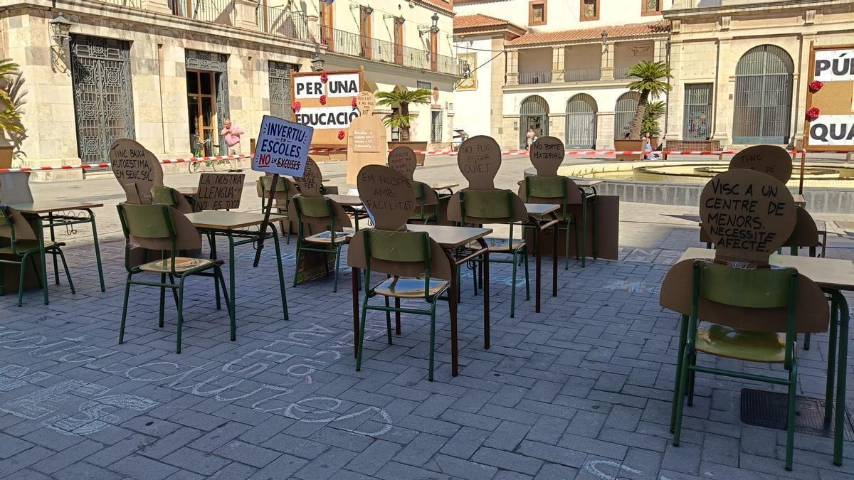 Los docentes de Nules llevaron a la plaza Mayor sus reivindicaciones visibilizando las carancias de las aulas.