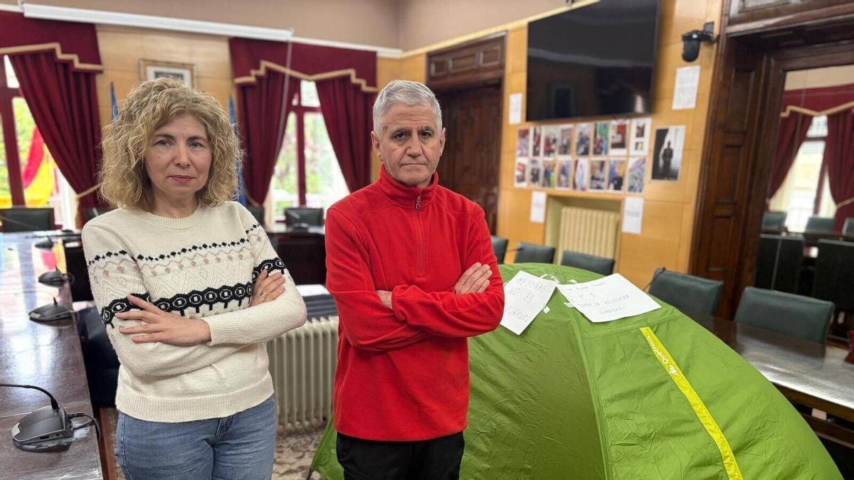 María Núñez y Ángel Argüelles, vecinos del barrio de El Puente encerrados en el Ayuntamiento de Langreo