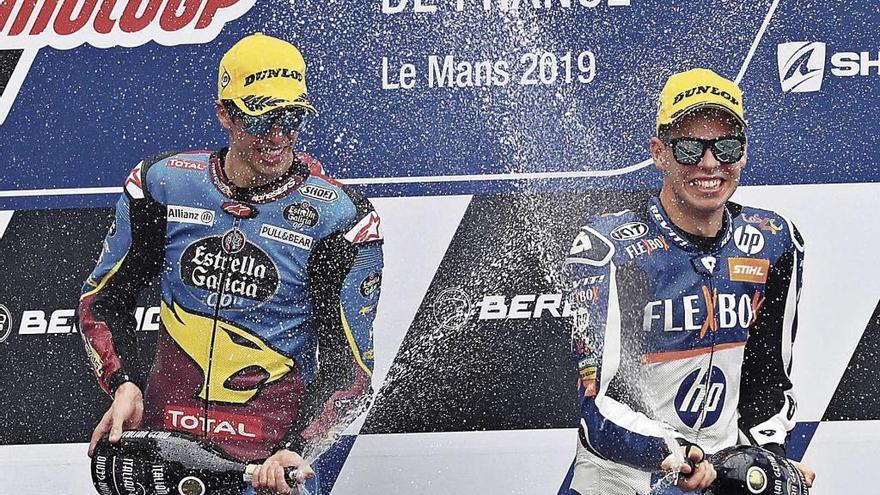 Augusto Fernández, a la derecha, celebra su tercera posición junto al vencedor Álex Márquez en el podio de Le Mans.