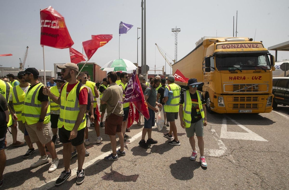 Los trabajadores durante la jornada de huelga
