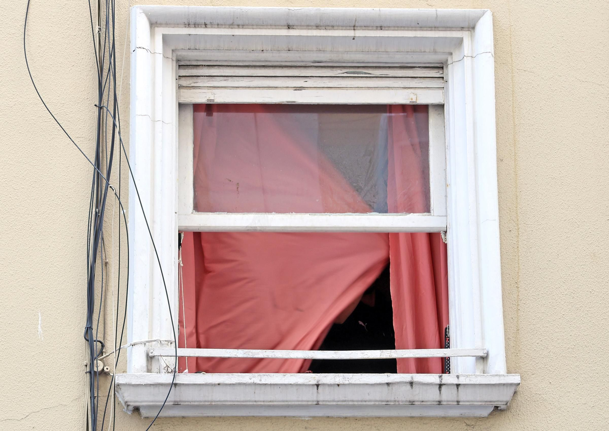 Los vecinos vuelven al edificio incendiado en Vigo a por sus pertenencias