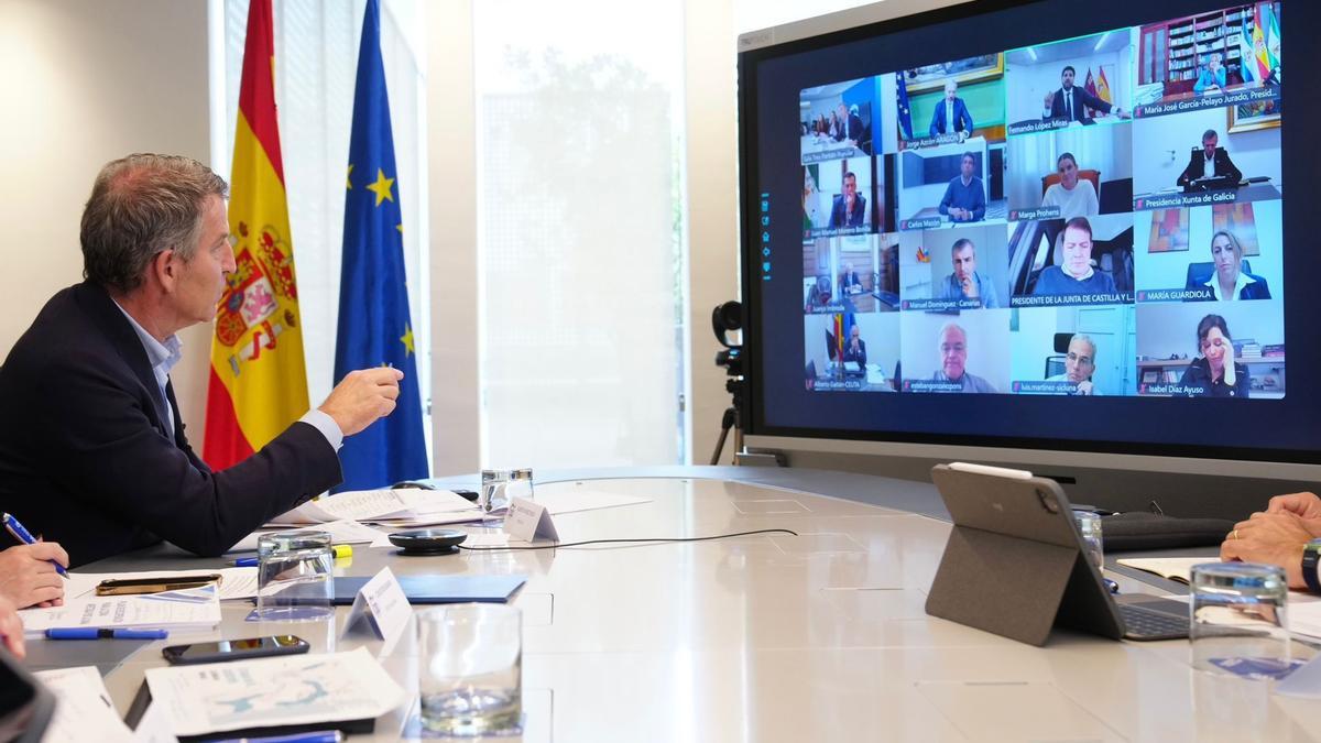 El líder del PP, Alberto Núñez Feijóo, reunido con los presidentes autonómicos para analizar las consecuencias de la DANA.