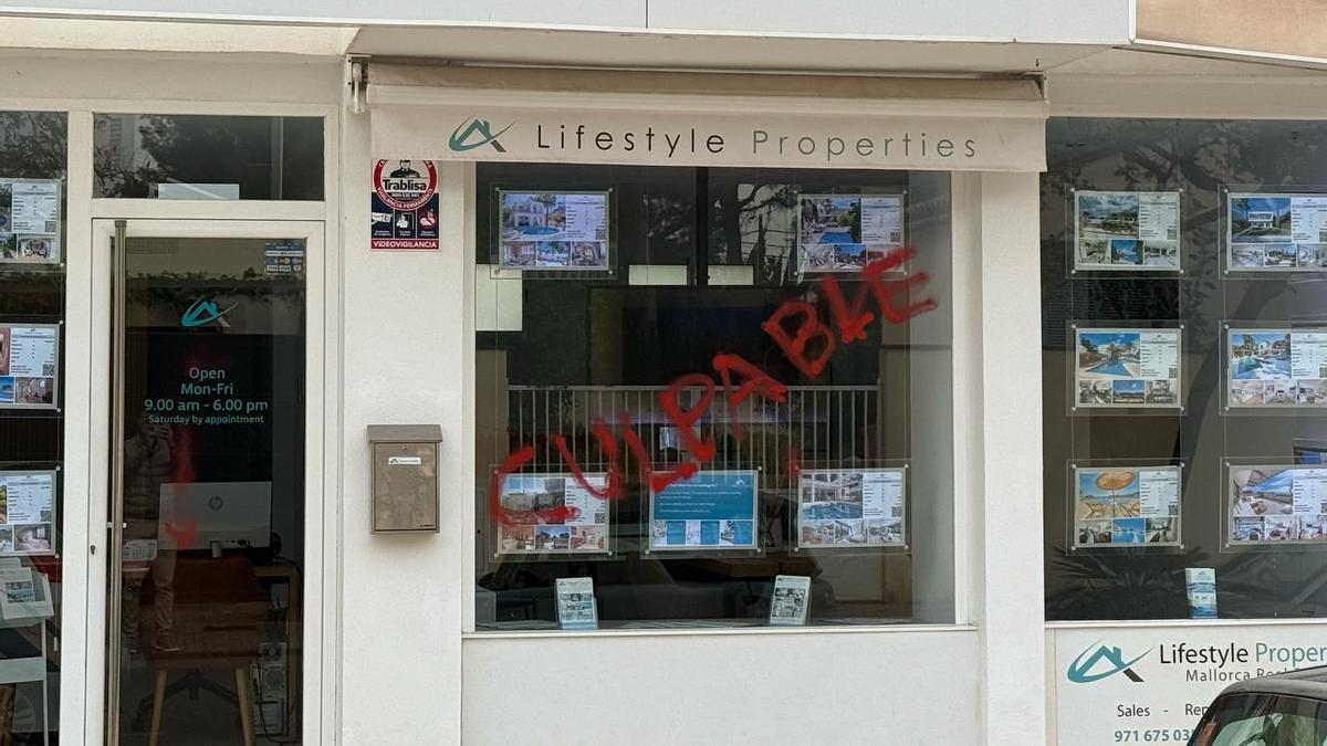 Culpable (Schuldig) - kritische Graffiti auf einem Immobilienbüro auf Mallorca.