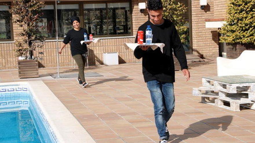 Jove fent pràctiques de cambrer a la piscina de l&#039;Hotel Terradets de Cellers l&#039;any 2017