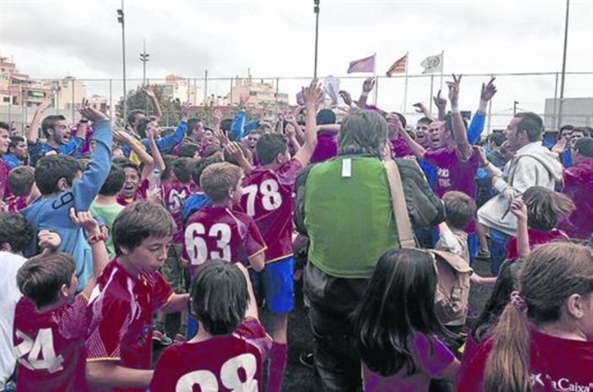 Ascens 8 Aficionats del FC Martinenc celebren el retorn de l’equip a la Tercera Divisió, el 24 de maig. Ascens 8 Aficionats del FC Martinenc celebren el retorn de l’equip a la Tercera Divisió, el 24 de maig.