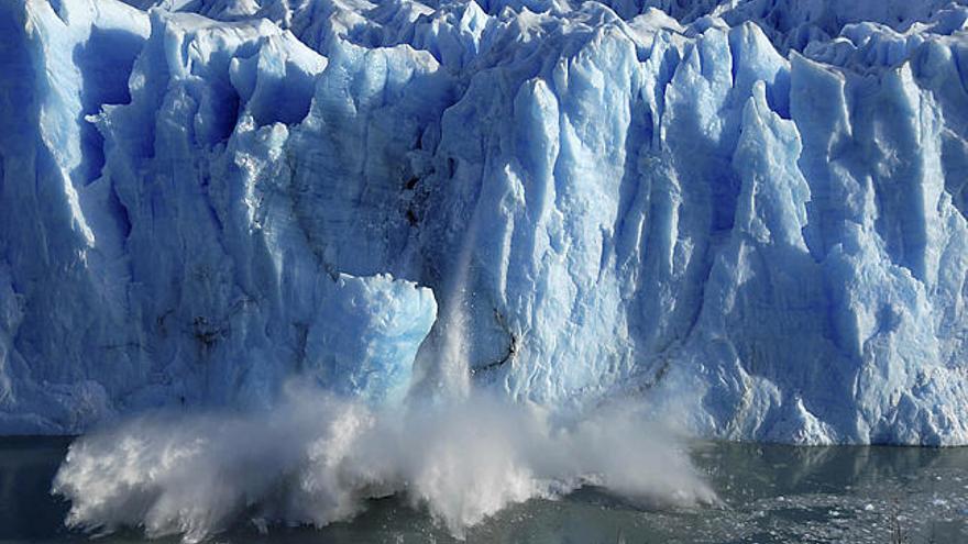 Lengua de hielo. Impresionante imagen del glaciar a punto de romperse.