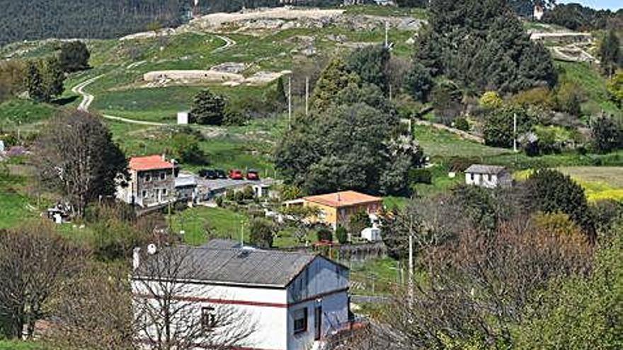 Vista del Castro de Elviña y de algunas de las casas del núcleo del mismo nombre.