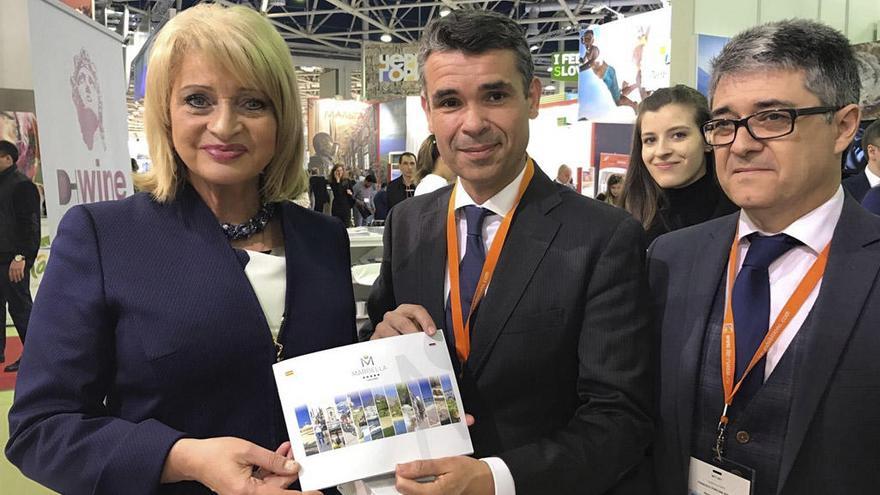 La ministra rusa de Turismo, Alla Manilova, con el alcalde de Marbella, José Bernal, y el edil de Turismo, Javier Porcuna.