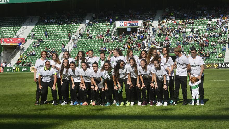 El equipo femenino del Elche recibió un homenaje por su ascenso a Segunda División.