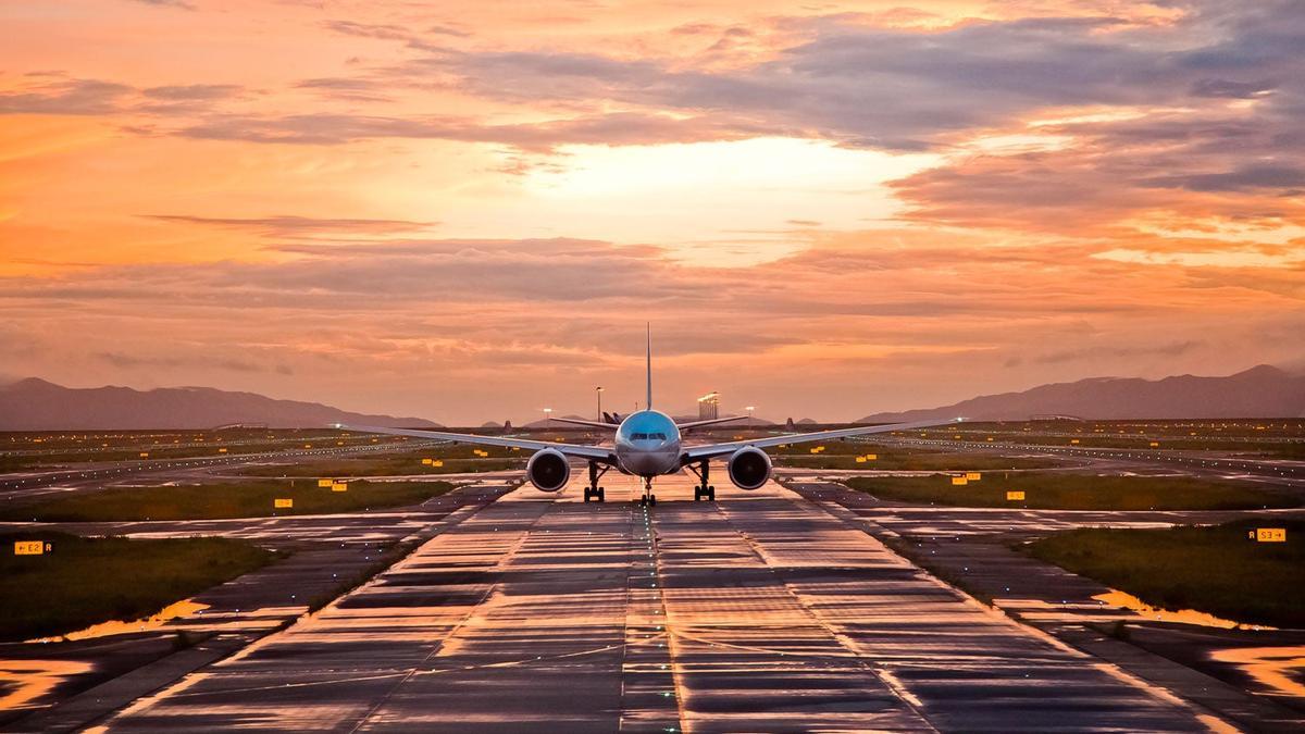 Avión en pista de aterrizaje