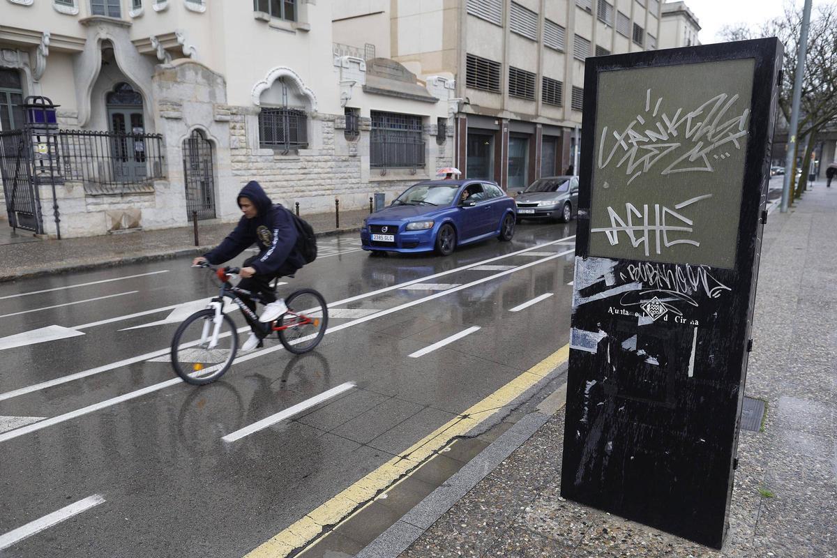 El comptador de bicicletes del carrer Santa Eugènia, amb la pantalla en negra.