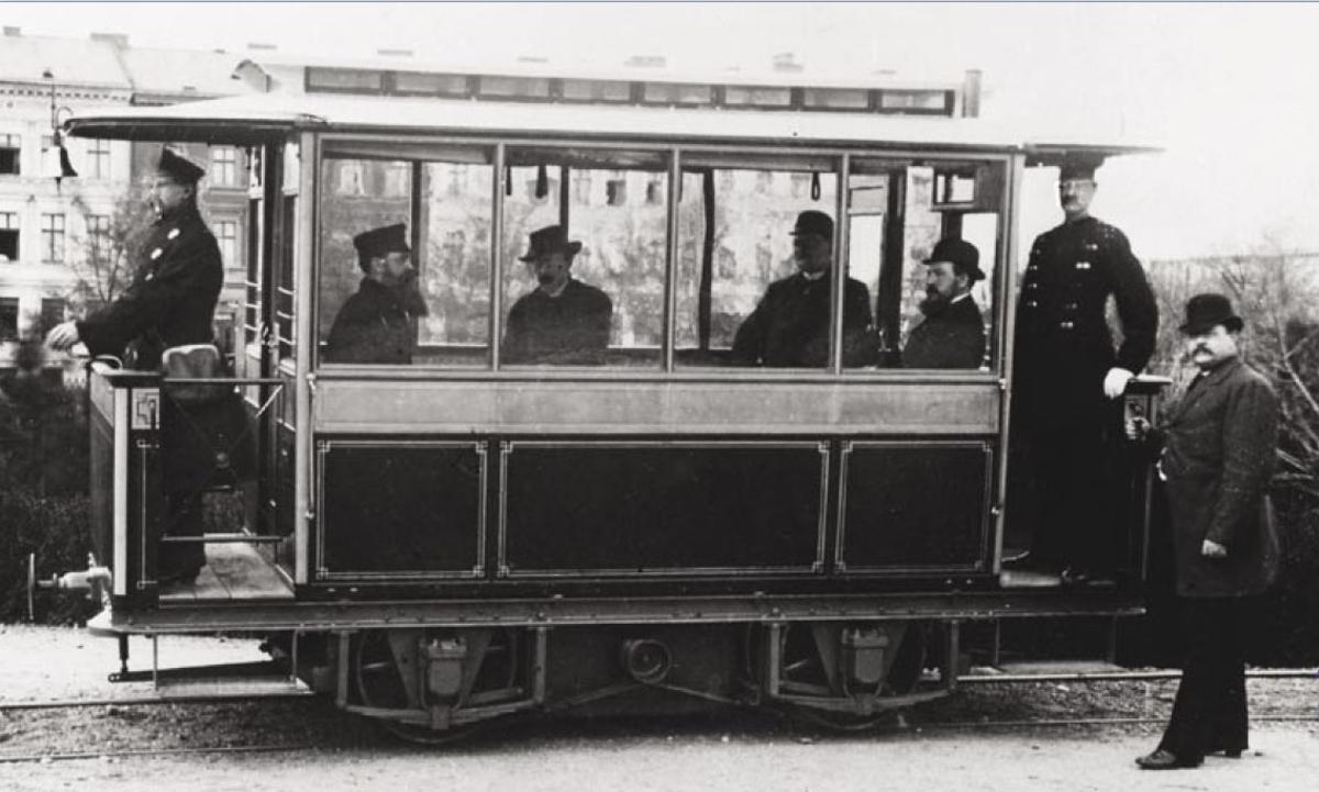 El primer tranvía eléctrico del mundo, el Groß-Lichterfelde, en 1881 en el barrio de Lichterfelde de Berlín.