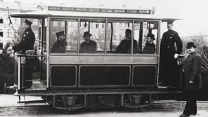 El primer tranvía eléctrico del mundo, el Groß-Lichterfelde, en 1881 en el barrio de Lichterfelde de Berlín.