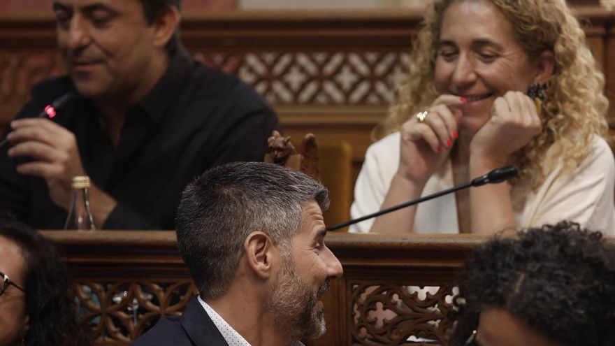Sonrisas y lágrimas en el último pleno del Consell antes de las vacaciones