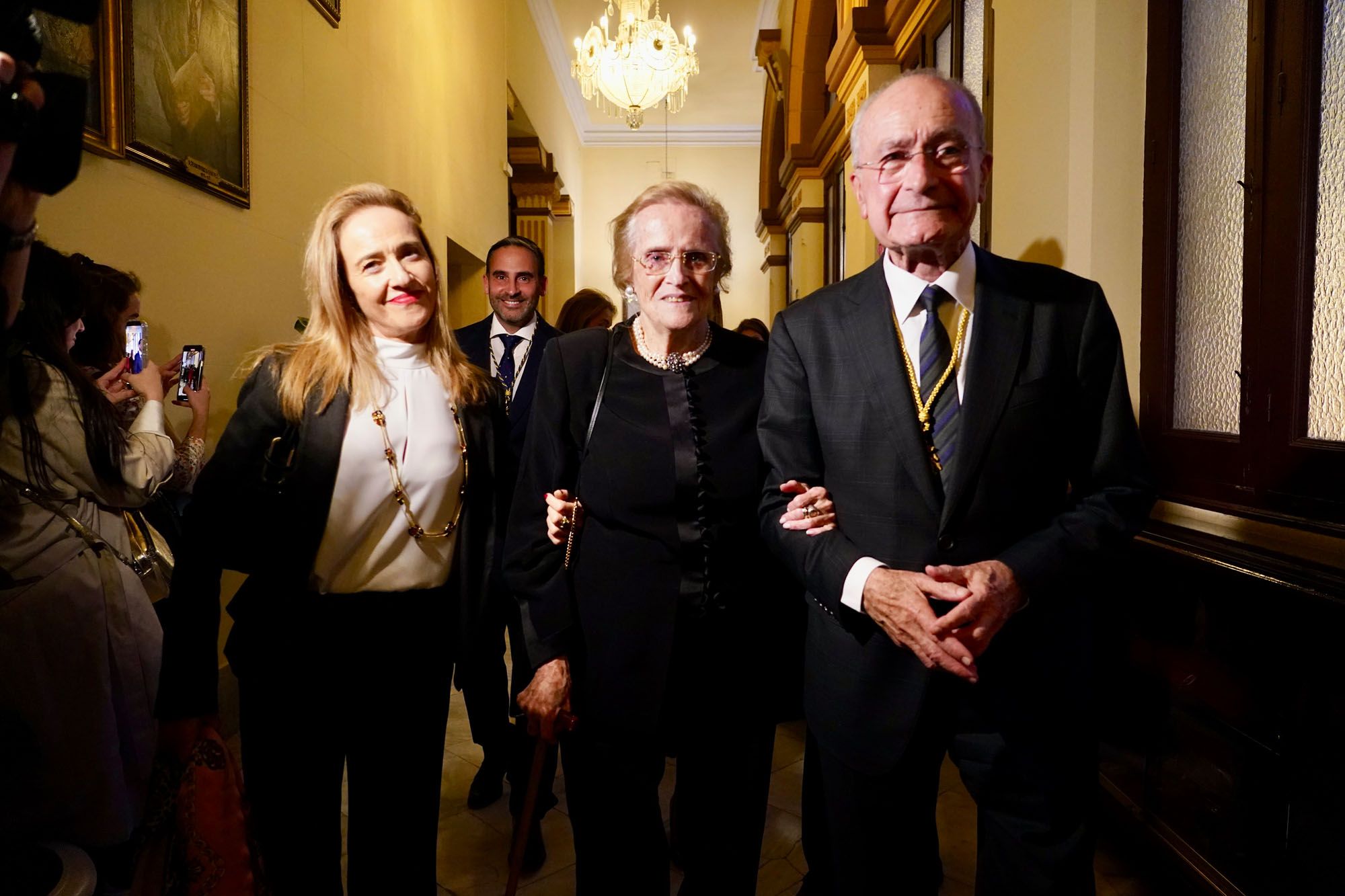 María Victoria Atencia recibe la medalla de la ciudad y el título de Hija Predilecta de Málaga.