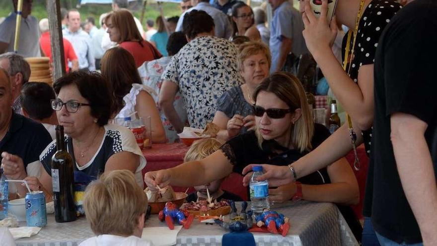 Asistentes a la romería popular de San Antoniño do Pousadoiro. // Noé Parga