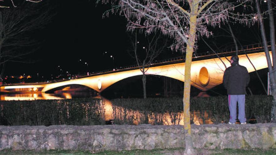 Pruebas de iluminación del nuevo puente sobre el Duero