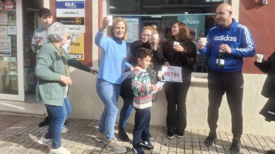 La amistad tiene premio en Dénia: diez amigos compran a última hora el décimo del primer premio del Niño