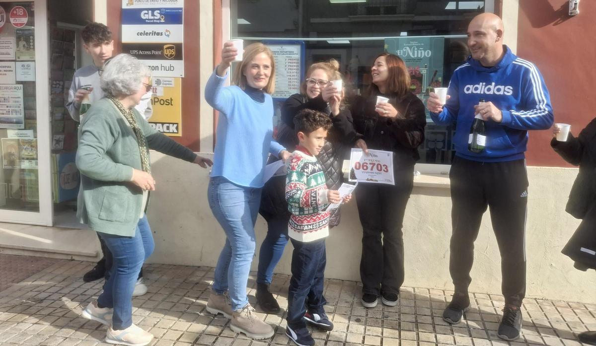 Tres de los agraciados celebran el premio con Cristina Ivars, la responsable de la administración