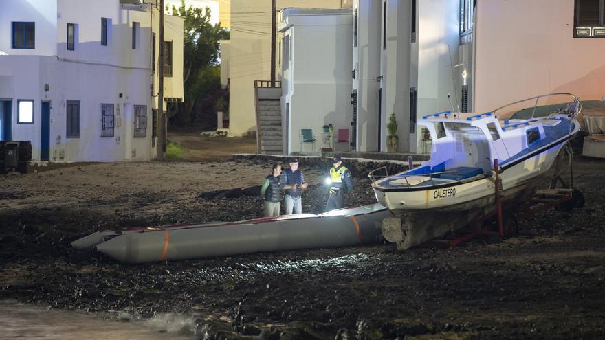 Salvamento socorre y desembarca en Lanzarote a 45 ocupantes de una neumática