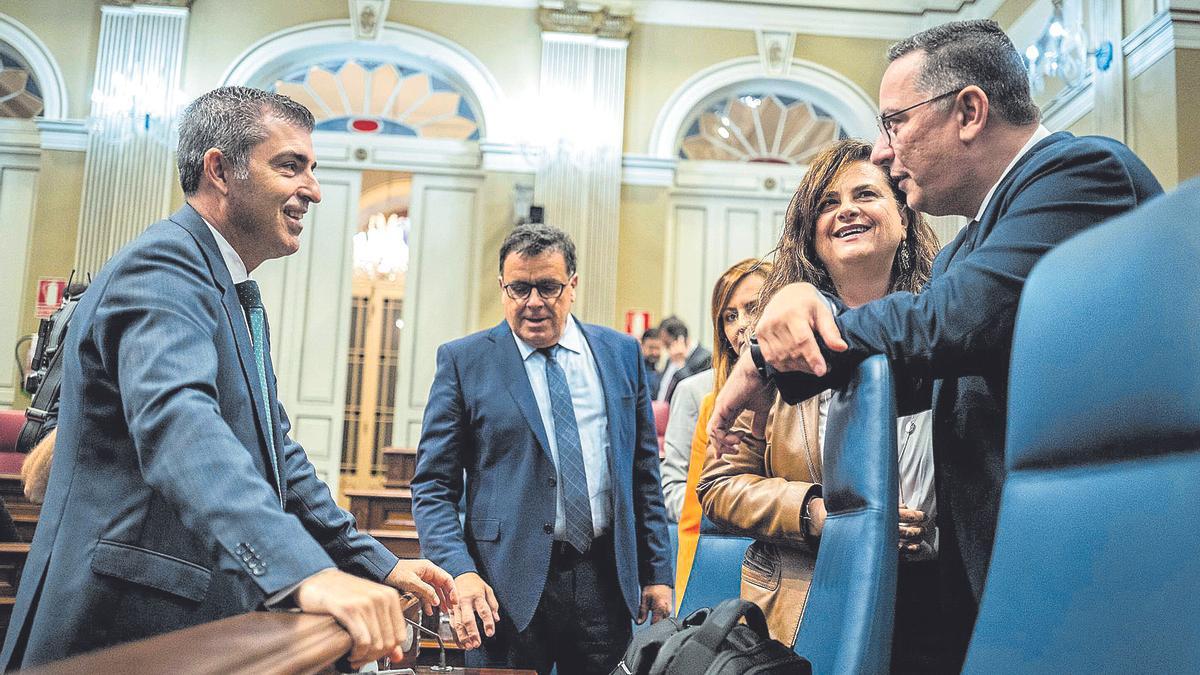 El vicepresidente Manuel Domínguez conversa con el consejero de Educación, Poli Suárez, antes del pleno.