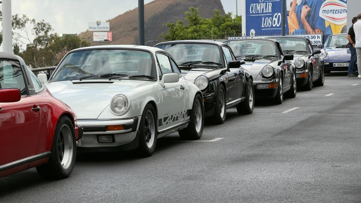 Algunos de los coches que se reunieron este sábado.