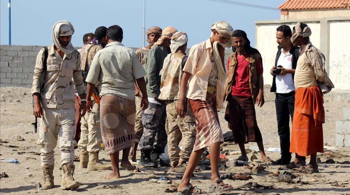zentauroepp36656528 aden  yemen   18 12 2016   yemeni people and gunmen stand at161218122910