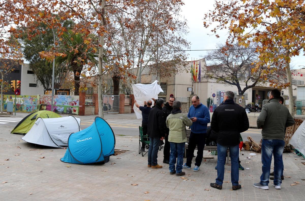 Policies acampats davant de la comissaria de Sabadell. 