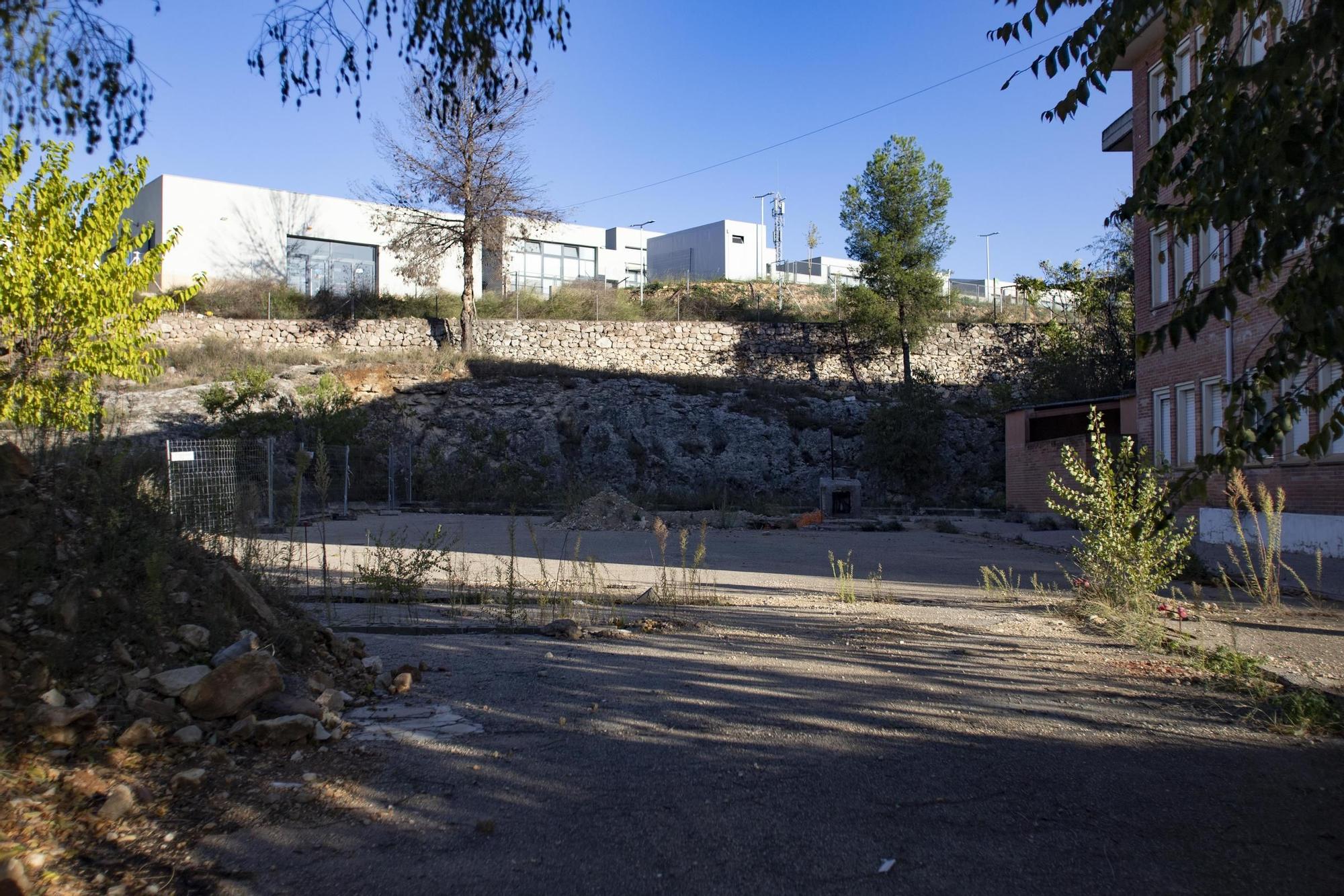 Protesta a las puertas del CEIP Lluís Vives de Bocairent por la paralización de las obras.