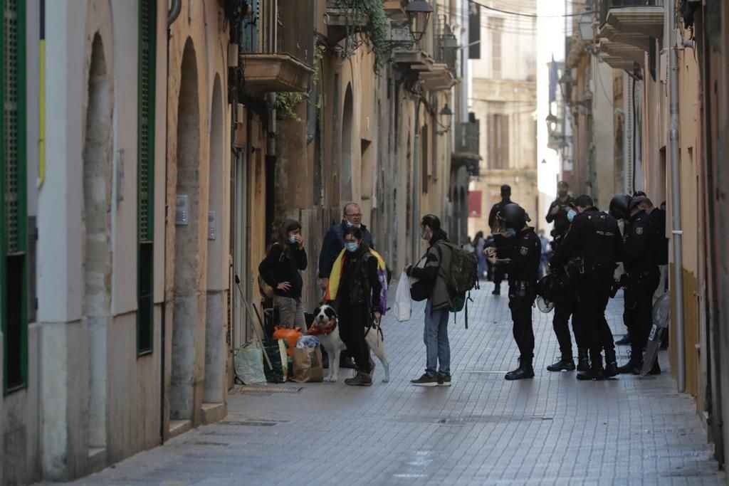 Inician los tres desahucios de la calle Sol sin incidentes