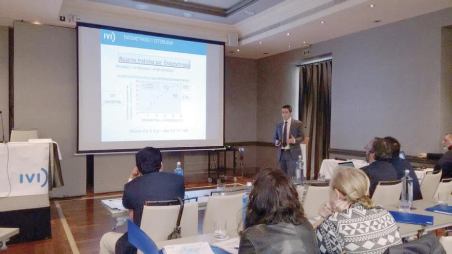 El doctor Marcos Ferrando, ayer, durante su ponencia. // FdV