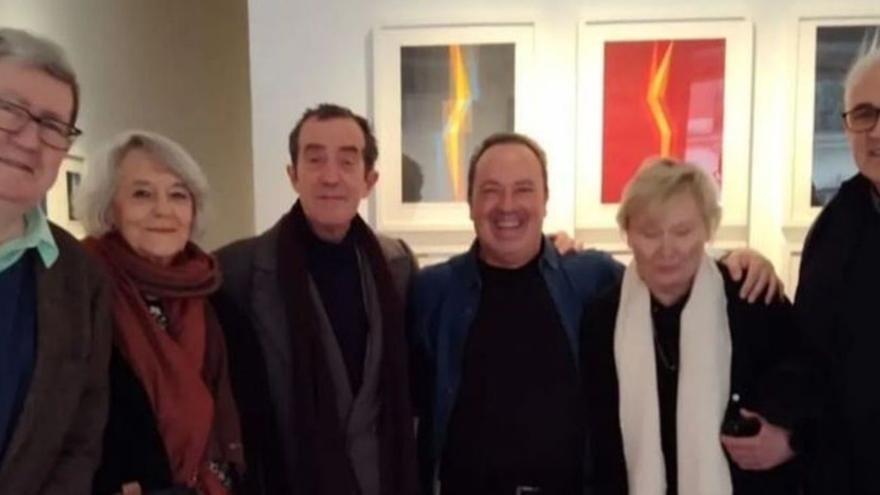 Javier Victorero, tercero por la derecha, con visitantes y amigos, en la inauguración de la exposición. | Instagram