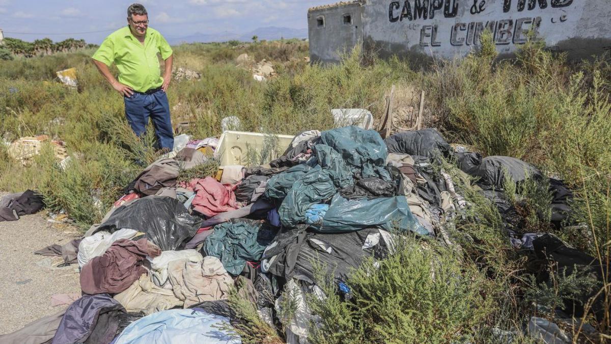 Los enseres y residuos que se acumulan periódicamente en la misma zona desde hace años. | 