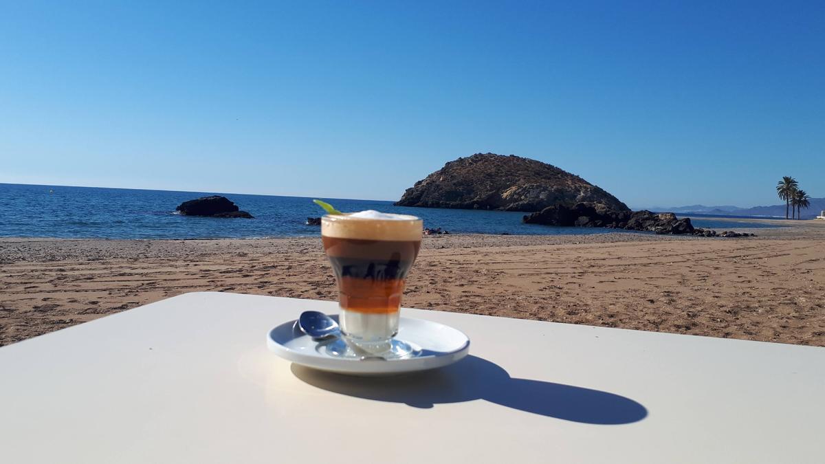 Si existe el paraíso, se tiene que parecer bastante a sentarse con un asiático en este lugar a orillas del Mediterráneo.