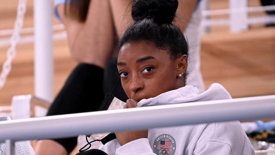 Simone Biles mirant com competeixen les seves companyes. | EUROPA PRESS