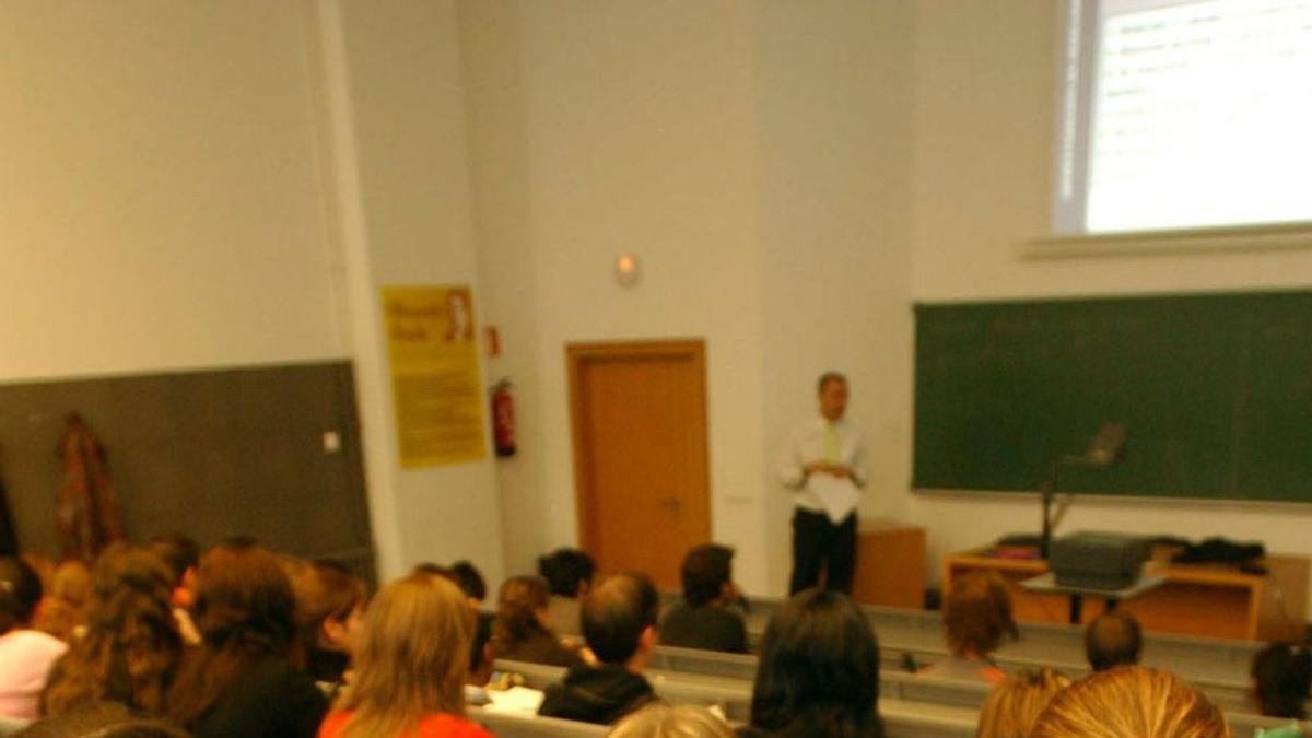 Alumnos durante una clase en una facultad antes de la pandemia.