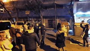 protestas espontáneas de vecinos frente a un bajo okupado por un grupo de inmigrantes. Los vecinos protestan por las molestias que ocasionan este colectivo al que acusan de traficar con droga en el local y por las constante peleas que se suceden el las inmediaciones del bajo.